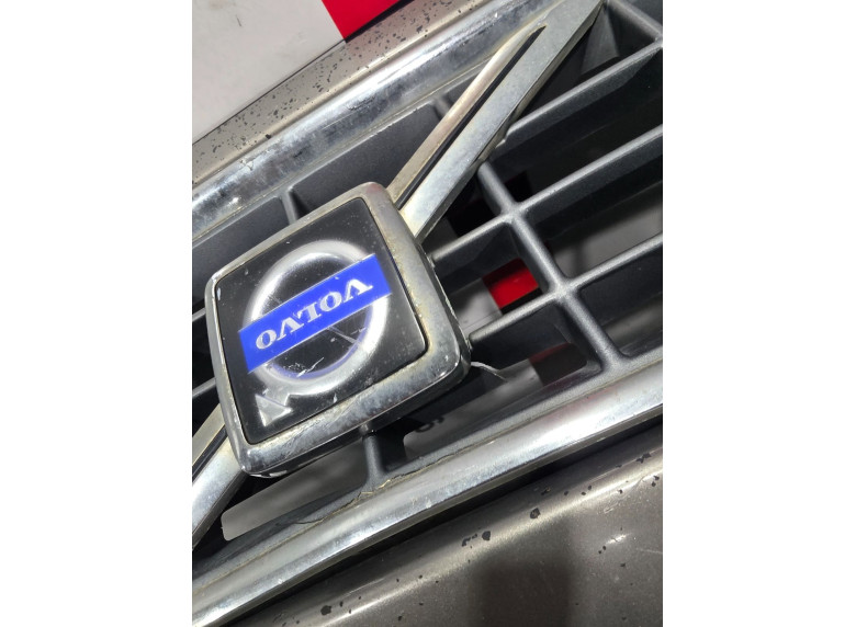 Решетка радиатора к Volvo V40, 2002г.