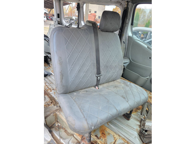 Сиденье переднее правое к Renault Trafic, 2004г.