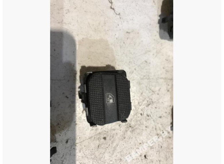 Кнопка стеклоподъемника к Volkswagen Passat, 1996г.