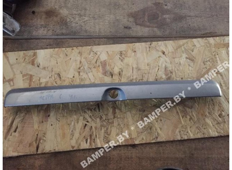 Накладка подсветки номера к Opel Astra