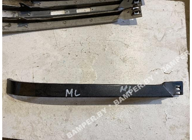 Ус под фару правый к Mercedes ML W163, 2000г.