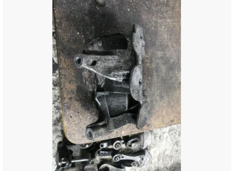 Кронштейн двигателя к Volkswagen Transporter, 2005г.