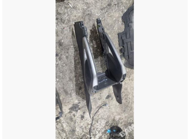 Накладка декоративная центральной консоли к Hyundai Veloster, 2011г.
