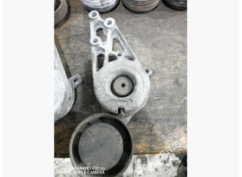 Натяжитель ремня генератора к Audi A4, 2000г.