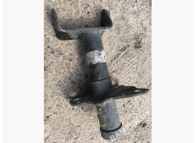 Кронштейн крепления бампера переднего к Volkswagen Passat, 1998г.