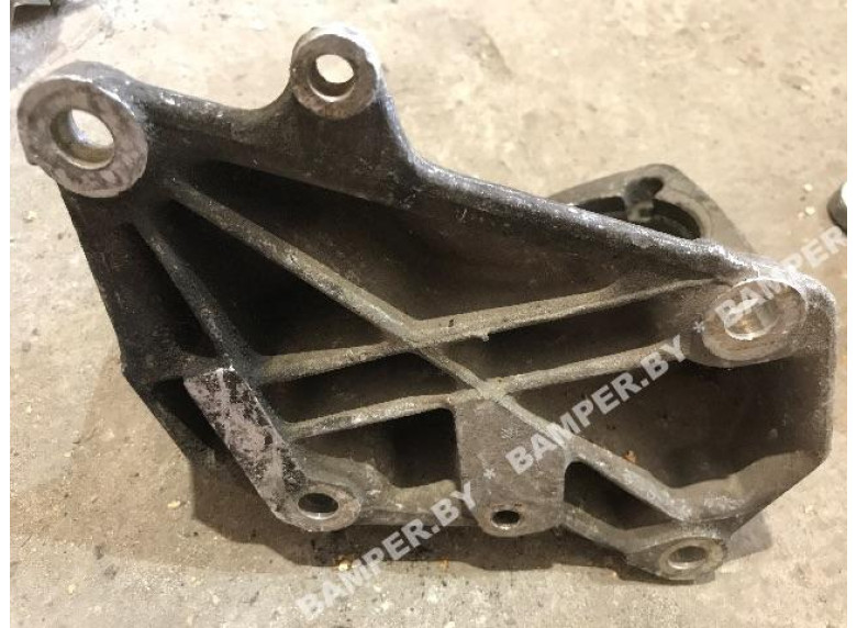 Кронштейн полуоси к Peugeot 605, 1995г.