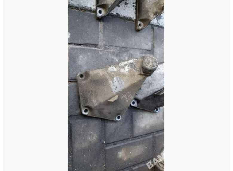 Кронштейн двигателя к Audi A6, 1999г.