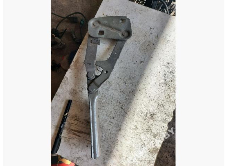 Петля капота левая к Peugeot 406, 2000г.