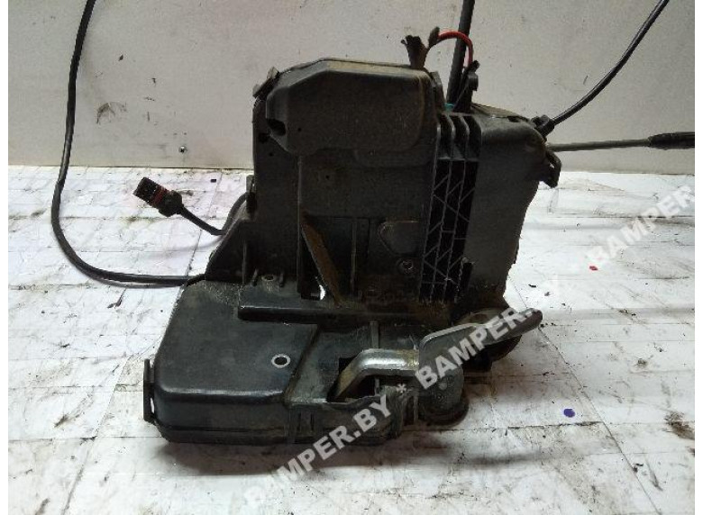 Замок двери передней левой к Mercedes C W203, 2003г.