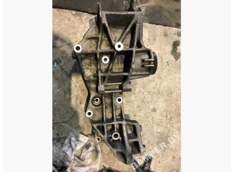 Кронштейн генератора к Audi A4, 2000г.