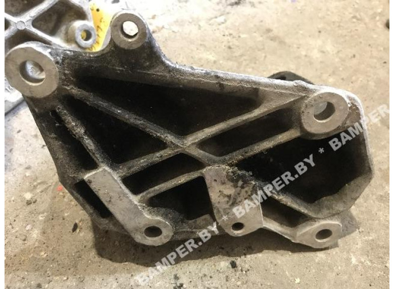 Кронштейн полуоси к Peugeot 605, 1995г.