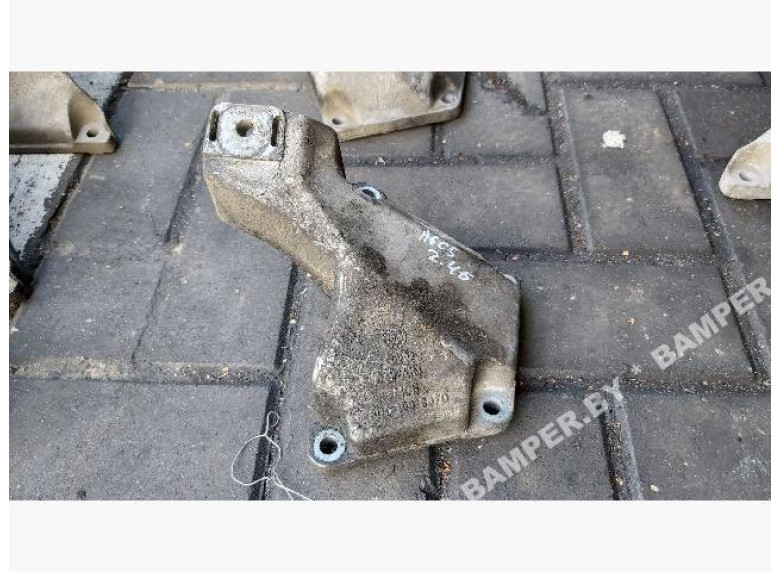 Кронштейн двигателя к Audi A6, 1999г.