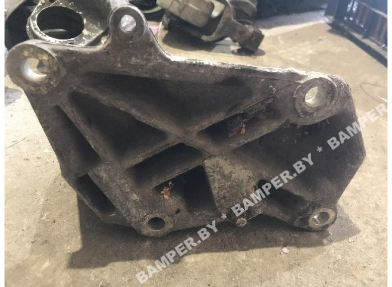 Кронштейн полуоси к Peugeot 605, 1995г.