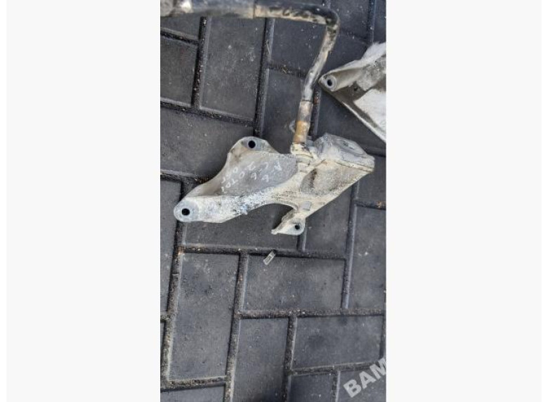 Кронштейн двигателя к Audi A6, 2005г.