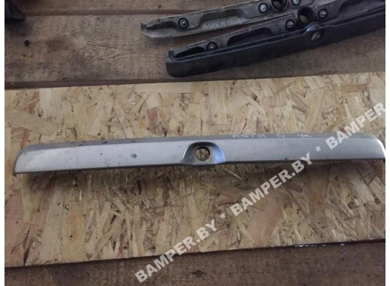 Накладка подсветки номера к Opel Astra