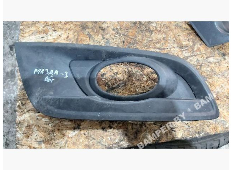 Заглушка (решетка) в бампер к Mazda 3, 2006г.