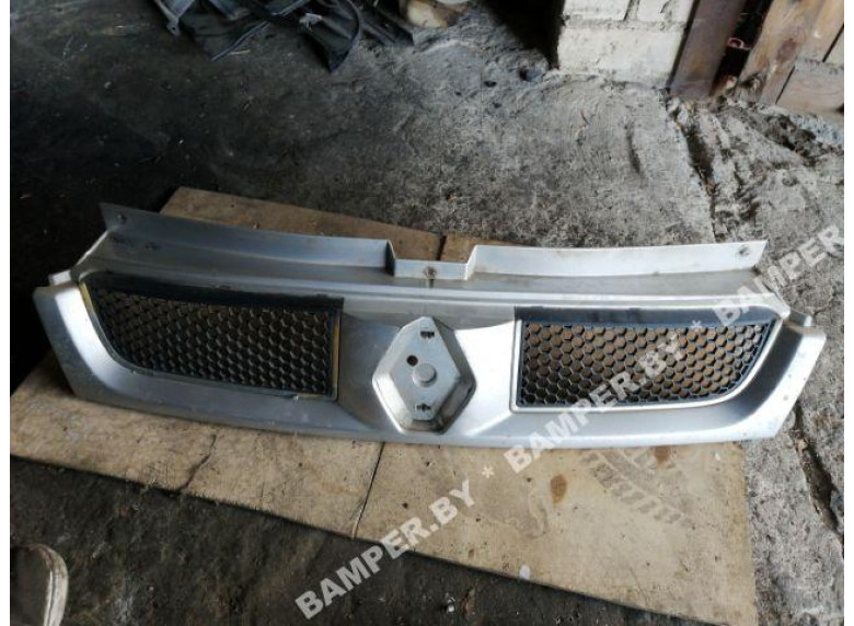 Решетка радиатора к Renault Trafic, 2004г.