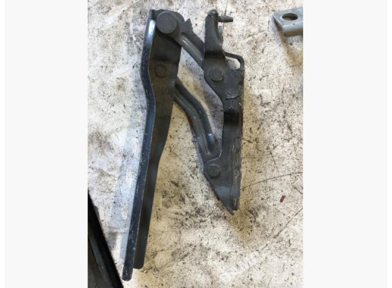 Петля капота правая к Skoda Octavia