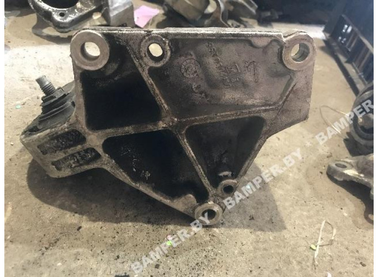 Кронштейн полуоси к Peugeot 406, 2003г.