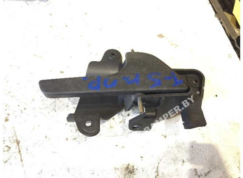 Ручка внутренняя передняя правая к Volkswagen Transporter, 2005г.