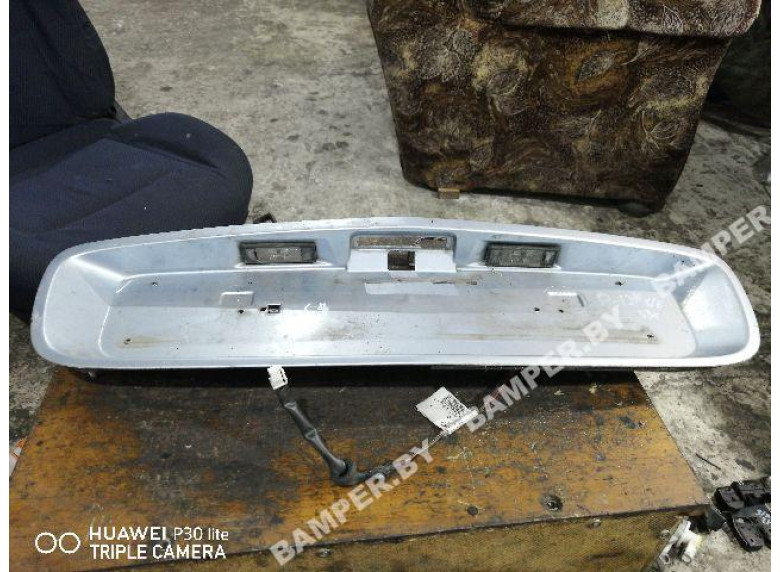 Накладка подсветки номера к Nissan Primera, 2003г.