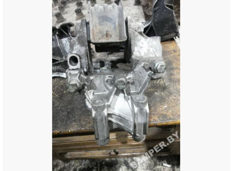 Кронштейн двигателя к Volkswagen Transporter, 2006г.