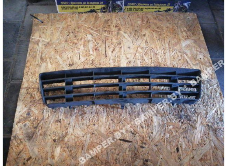 Заглушка (решетка) в бампер к Audi A6, 1999г.