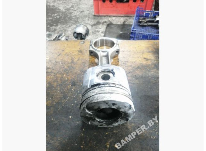 Поршень к Renault Trafic, 2004г.