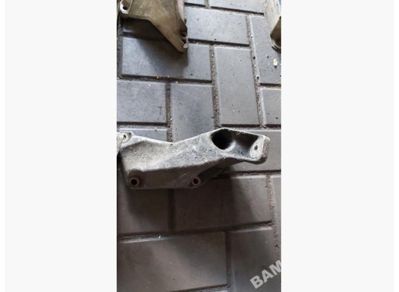 Кронштейн двигателя к Volkswagen Passat, 1998г.