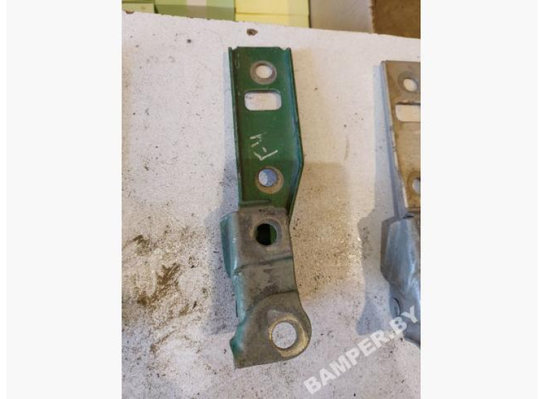 Петля капота правая к Volkswagen Golf, 2000г.