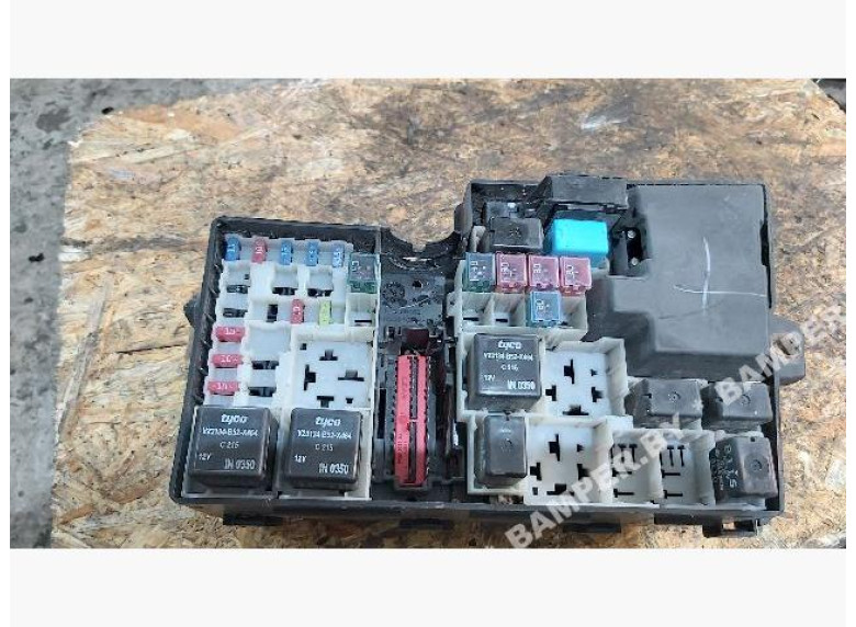 Блок предохранителей к Mazda 3, 2006г.