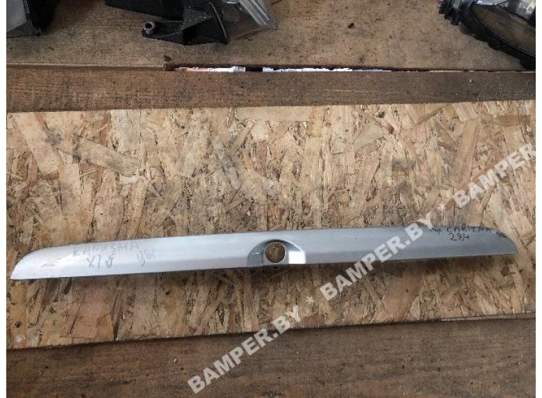 Накладка подсветки номера к Mitsubishi Carisma