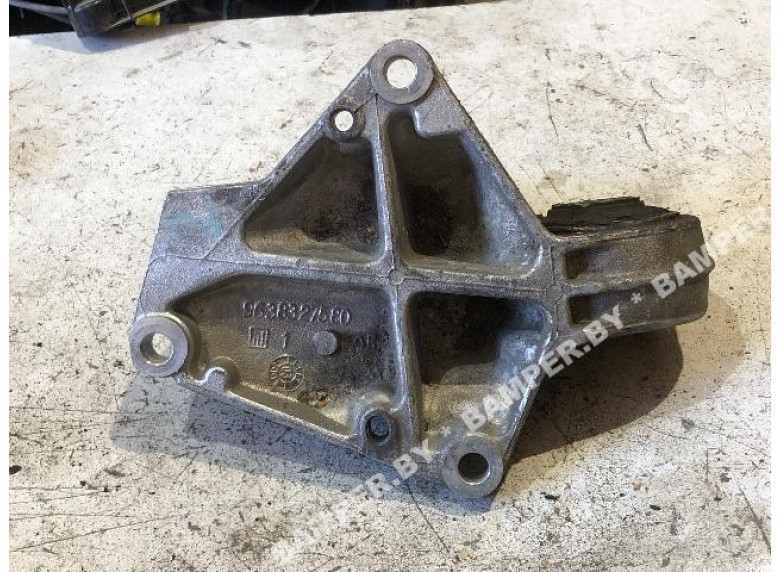 Кронштейн полуоси к Peugeot 406, 2002г.