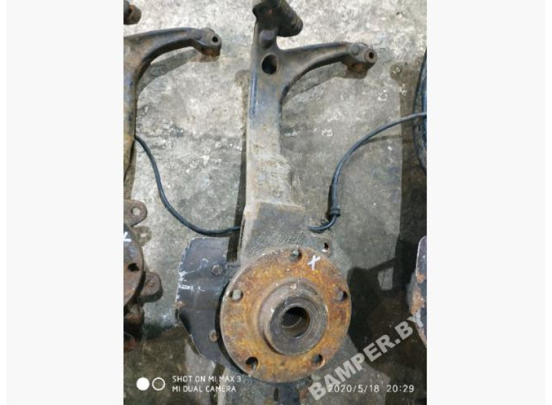 Ступица передняя левая к Volkswagen Passat, 2000г.