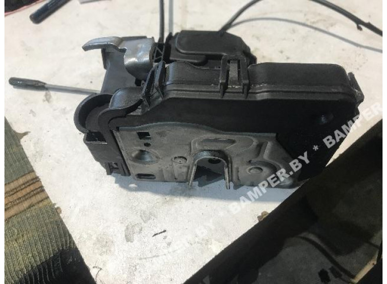 Замок двери передней правой к Mercedes C W203, 2003г.