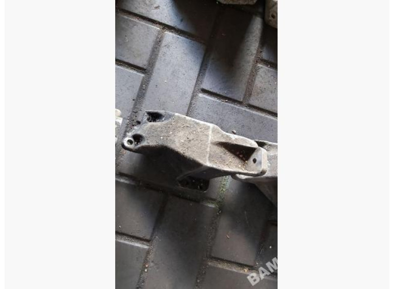 Кронштейн двигателя к Audi A4, 1999г.