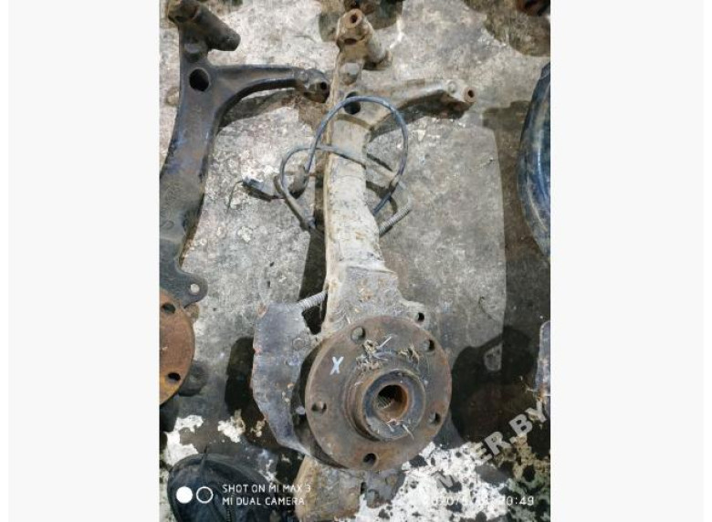 Ступица передняя левая к Volkswagen Passat, 2000г.