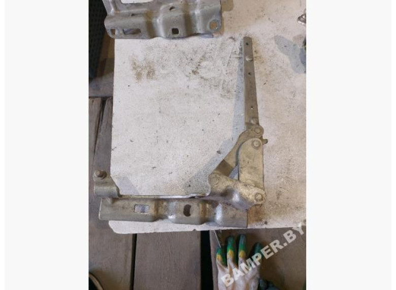Петля капота правая к Mercedes C W203, 2000г.