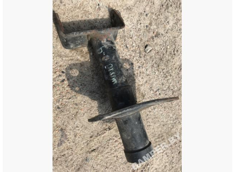 Кронштейн крепления бампера переднего к Volkswagen Passat, 1998г.