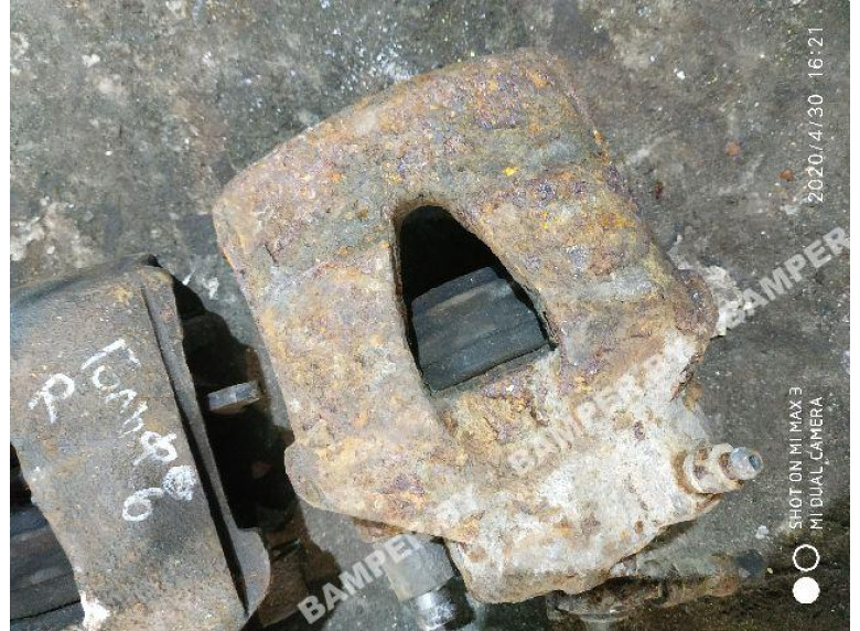 Суппорт передний правый к Volkswagen Golf, 2006г.