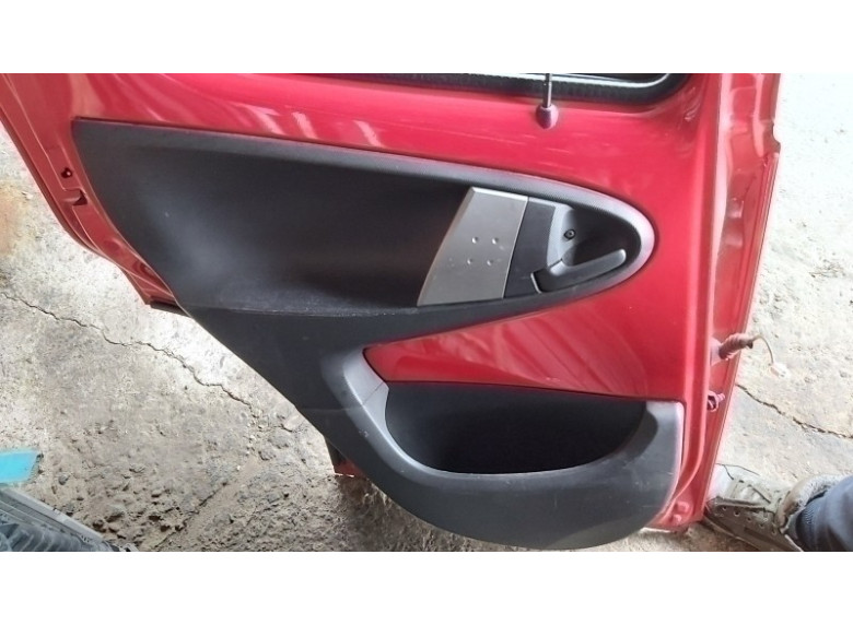 Обшивка двери задней левой (дверная карта) к Citroen C1, 2012г.