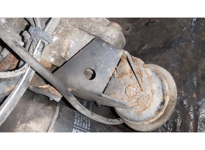 Кронштейн двигателя к Volkswagen Passat, 1995г.