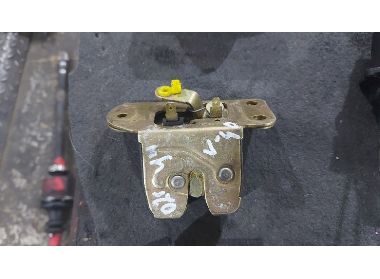 Замок багажника к Volvo V40, 2002г.