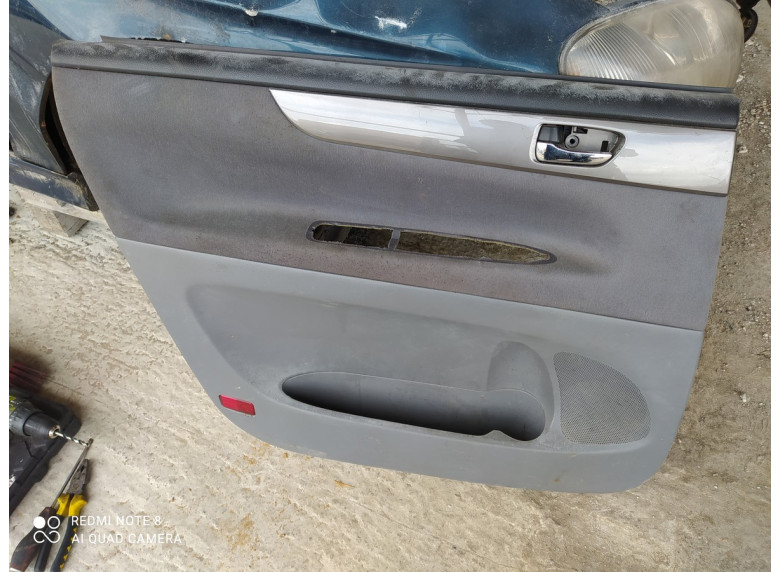 Обшивка двери задней левой (дверная карта) к Toyota Avensis Verso, 2001г.