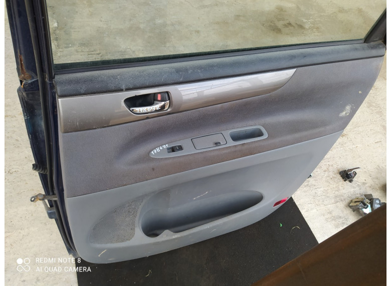 Обшивка двери задней правой (дверная карта) к Toyota Avensis Verso, 2001г.