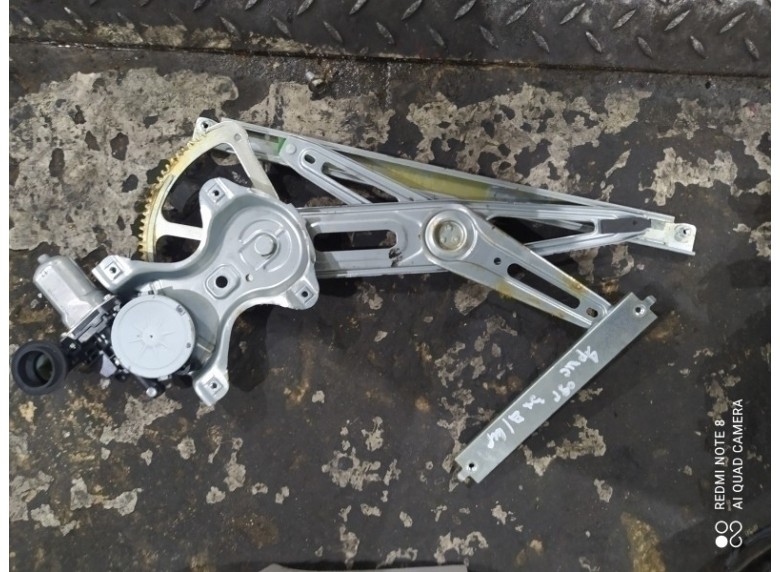 Стеклоподъемник электрический передний правый к Toyota Yaris