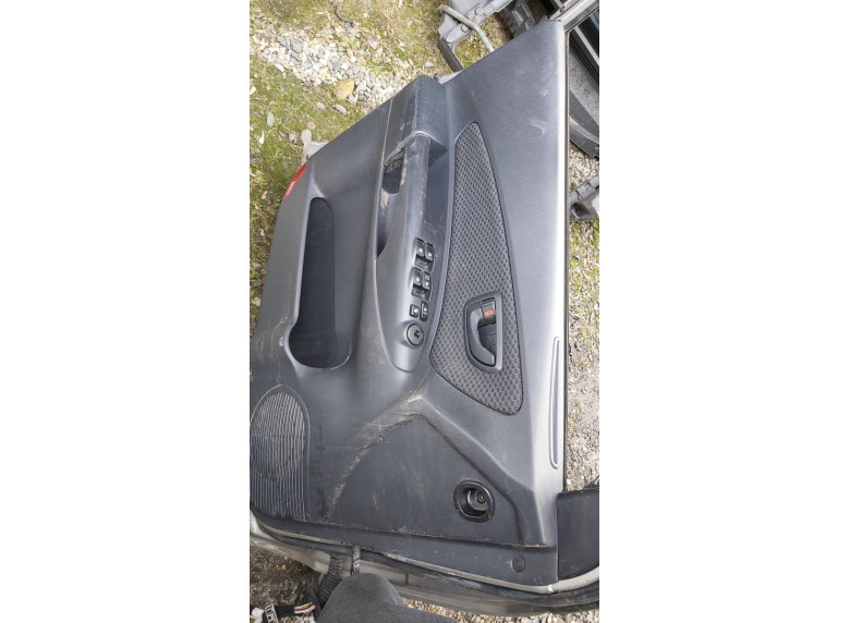 Обшивка двери передней левой (дверная карта) к Hyundai Tucson, 2008г.