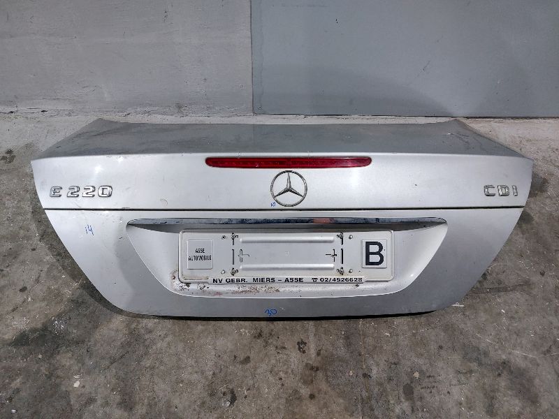 Накладка под номер (бленда) - Mercedes E W211 (2002-2009)