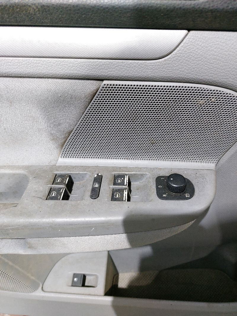 Кнопки стеклоподъемника - Volkswagen Jetta 5 (2004-2010)