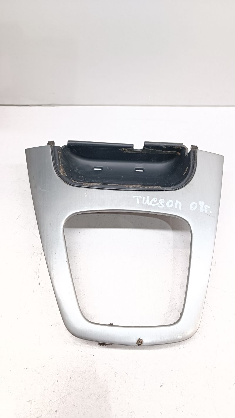 Консоль салона (кулисная часть) - Hyundai Tucson 1 (2004-2009)